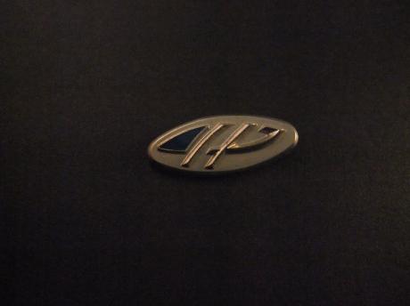 Zilverkleurige onbekend logo automerk  wie weet het pin